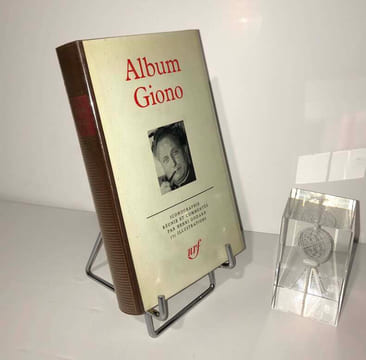 Album Giono. Iconographie réunie et commentée par Henri Godard. 575 illustrations. Album de la pléiade. Paris. NRF. Gallimard. 1977.. GIONO, Jean - ...