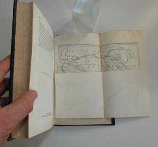 Voyage au golfe de Californie, grands courants de la mer. Courant généraux atmosphériques. Usages de la vie maritime. Tempêtes vers le pôle austral. Poissons et oiseaux de la mer. Description de la Sonora et de ses richesses minérales, de la basse Californie, des volcans, ses produits. Pêche des perles. La chaîne des Cordillières, ses forêts. Nuits de la zone torride  par C. Combier. Accompagné d'une Carte de la Sonora dressée par M. V.-A. Malte-Brun, Paris. Arthus Bertrand. s.d. [1864].