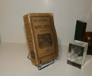"Nouveau manuel complet du distillateur et du liquoriste : contenant l'art de fabriquer et de mouiller les eaux-de-vie de fabriquer les sirops, esprits parfumés, huiles essentielles, eaux distillées, ratafias et hypocras renfermant toutes les recettes et formules des liqueurs distillées et par infusion ; le plus généralement en usage, ainsi que la préparation des fruits à l'eau-de-vie et au sirop, suivi de la fabrication des alcoolats employés en parfumerie et préparés par le liquoriste. Paris. Paris : Librairie encyclopédique de Roret, 1862."