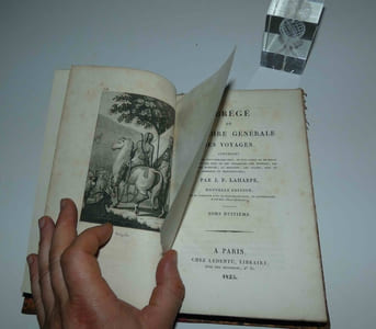 "Abrégé de l'histoire générale des voyages contenant ce qu'il y a de plus remarquable, de plus utile et de mieux avéré dans les pays où les voyageurs ont pénétré ; les moeurs des habitans, la religion, les usages, arts et sciences, commerce, manufactures. Nouvelle édition (---). TOME VIIIe. Paris. Chez Ledentu. 1825."