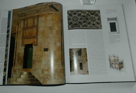 Jérusalem, trois mille ans d'architecture. Préface de Teddy Koller. Traduit de l'anglais par Arnaud Dupin de Beyssat. Mengès. Paris. 1994.. KROYANKER, ...