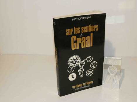 Sur les sentiers du Graal. Dessins de Larie-José Rivière. Collection les énigmes de l'univers. Robert Laffont. Paris. 1984.. RIVIÈRE, Patrick