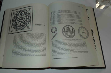 Le miroir de la magie, histoire de la magie dans le monde occidental. Traduit de l'anglais par Jean-Marie Daillet avec 250 illustrations et une postface de Robert Amadou. Société coopérative. Éditions Rencontre. Lausanne. 1961.