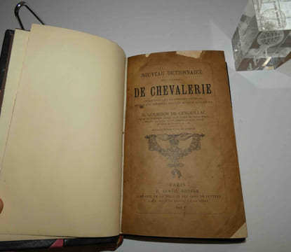Nouveau dictionnaire des ordres de chevalerie créés chez les différents peuples depuis les premiers siècles jusqu'à nos jours, par H. Gourdon de ...