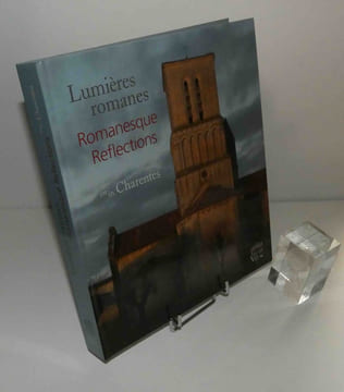 "Lumières romanes : en Charentes - Romanesque Reflections in Charentes. Philippe Julien-Labruyère, photographies ; Isabelle Oberson, texte français ; ...