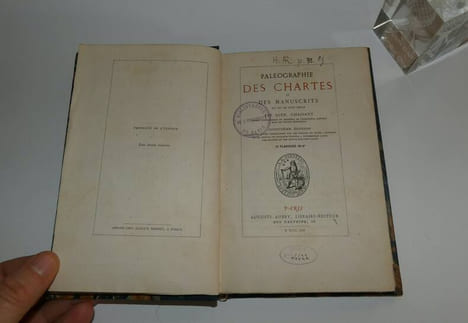 Paléographie des chartes et des manuscrits du XIe au XVIIe siècle par Alph. Chassant . Cinquième édition. Paris : Auguste Aubry, 1862.. CHASSANT, ...