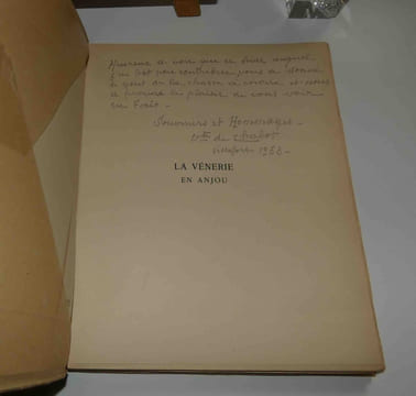 La vénérie en Anjou. De Dagobert à nos jours. [Lettre-préface du vicomte François de Chabot.] Aquarelles et dessins de Yves Benoist-Gironière. Angers ...