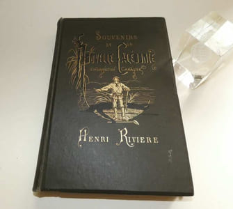 Souvenirs de la Nouvelle Calédonie. L'insurrection canaque. Édition illustrée d'un beau portrait de l'auteur et de 45 vignettes dont 17 hors texte par J. Férat. Paris : Calmann Lévy, 1881.