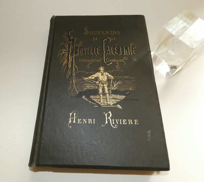 Souvenirs de la Nouvelle Calédonie. L'insurrection canaque. Édition illustrée d'un beau portrait de l'auteur et de 45 vignettes dont 17 hors texte par ...