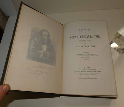 Souvenirs de la Nouvelle Calédonie. L'insurrection canaque. Édition illustrée d'un beau portrait de l'auteur et de 45 vignettes dont 17 hors texte par ...