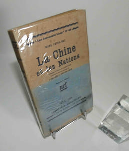 "La Chine et les Nations. Traduction française de C. Heywood, d'après la version anglaise de I. Sen Teng et John Nind Smith. Collection : Les Documents bleus : n° 40. Paris; NRF-Gallimard. 1928."