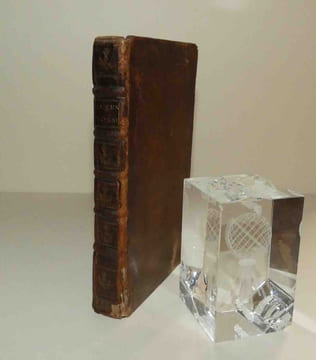 "Si la torture est un moyen seur à vérifier les crimes secrets ; dissertation morale et juridique. Amsterdam, Abraham Wolfgang, 1682.". AUGUSTIN, ...