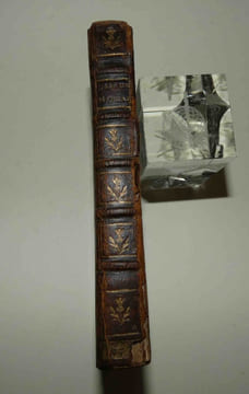 "Si la torture est un moyen seur à vérifier les crimes secrets ; dissertation morale et juridique. Amsterdam, Abraham Wolfgang, 1682.". AUGUSTIN, ...