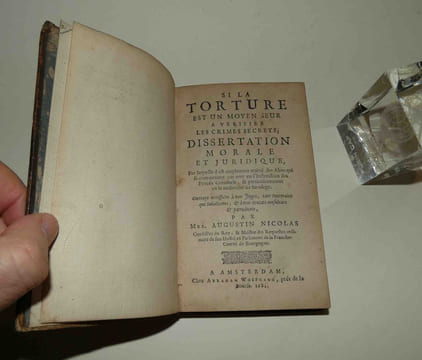 "Si la torture est un moyen seur à vérifier les crimes secrets ; dissertation morale et juridique. Amsterdam, Abraham Wolfgang, 1682.". AUGUSTIN, ...