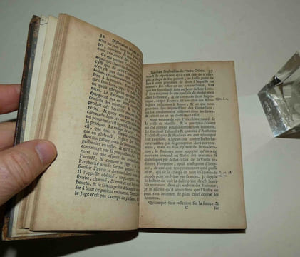 "Si la torture est un moyen seur à vérifier les crimes secrets ; dissertation morale et juridique. Amsterdam, Abraham Wolfgang, 1682.". AUGUSTIN, ...