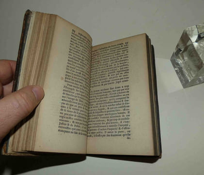 "Si la torture est un moyen seur à vérifier les crimes secrets ; dissertation morale et juridique. Amsterdam, Abraham Wolfgang, 1682.". AUGUSTIN, ...