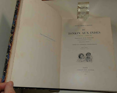 Du Tonkin aux Indes Janvier 1895-janvier 1896. Illustrations de G. Vuillier d'après les photographies de l'auteur, gravure de J. Huyot. Cartes et appendice géographique, par Émile Roux. Paris. Calmann Lévy. 1898.