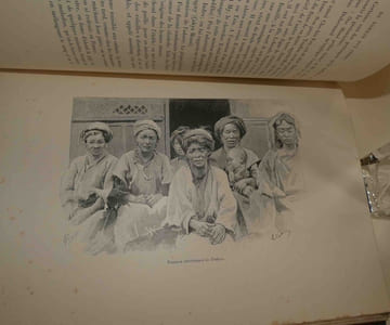 Du Tonkin aux Indes Janvier 1895-janvier 1896. Illustrations de G. Vuillier d'après les photographies de l'auteur, gravure de J. Huyot. Cartes et appendice géographique, par Émile Roux. Paris. Calmann Lévy. 1898.