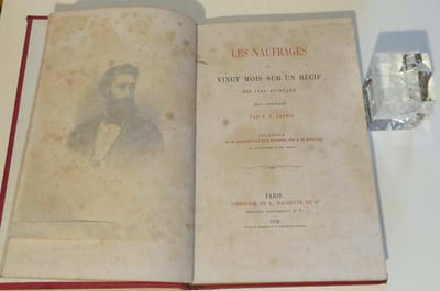 Les naufragés ou vingt mois sur un récif des îles d'Auckland. Récit authentique illustré de 40 gravures sur bois dessinées par A. de Neuville et accompagné d'une carte. Paris. Hachette et Cie. 1870.
