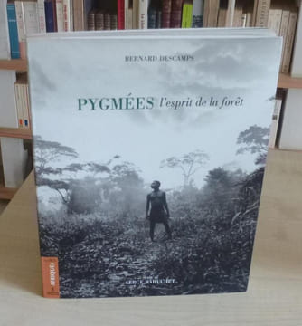 Pygmées l'esprit de la forêt, Paris, Marval, 1997.. Bahuchet (Serge), Descamps (Bernard)