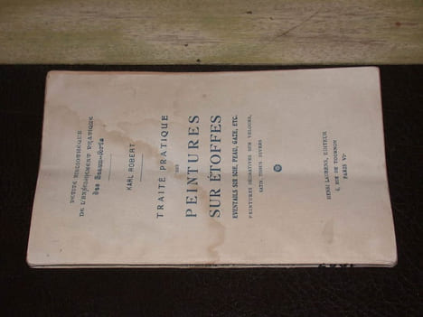 Traité pratique des peintures sur étoffes. Eventails sur soie peau gaze etc - Peintures décoratives sur velours satin tissus divers. ROBERT (Karl)