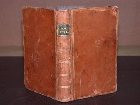 La Henriade en dix chants avec la dissertation sur la mort d'Henri IV. VOLTAIRE
