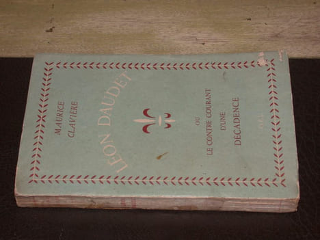 Léon Daudet ou le contre courant d'une décadence. CLAVIERE (Maurice)