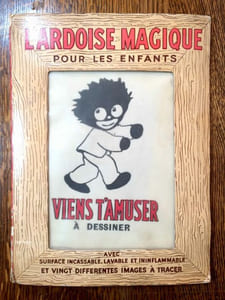 L'Ardoise magique pour les enfants avec surface incassable, lavable et ininflammable et vingt différentes images à tracer. Viens t'amuser à dessiner.