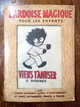 L'Ardoise magique pour les enfants avec surface incassable, lavable et ininflammable et vingt différentes images à tracer. Viens t'amuser à dessiner.. ...