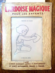 L'Ardoise magique pour les enfants avec surface incassable, lavable et ininflammable et vingt différentes images à tracer. Viens t'amuser à dessiner.