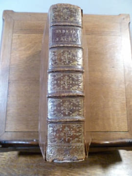 BIBLIA SACRA. Vulgatae Editionis Sixti V. Pont. Max. Iussu recognita Et Clementis VIII auctoritate edita : Nunc autem CXXXX figuris noviter inventis & ...