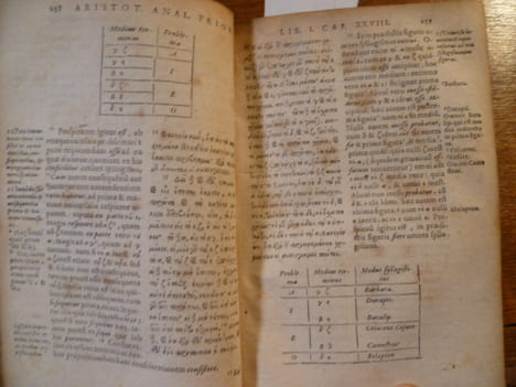 L'Organon (titre en grec)Aristotelis stagiritae peripateticorum principis Organum Hoc est, libri omnes ad Logicam pertinentes, Graece et Latine. Ivl. ...