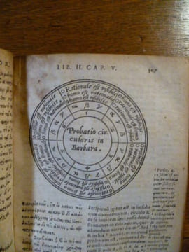 L'Organon (titre en grec)Aristotelis stagiritae peripateticorum principis Organum Hoc est, libri omnes ad Logicam pertinentes, Graece et Latine. Ivl. ...