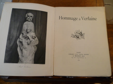 Hommage à Verlaine. Recueil de 67 textes d'hommage de Mallarmé, Rodenbach, Moréas, Bataille, Claudel, Lucie Delarue-Mardrus, Fort, de Gourmont, ...