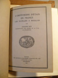Les étains strasbourgeois du XVIe au XIXe siècle.L'orfèvrerie d'étain en France. Les écuelles à bouillon.L'Orfèvrerie d'étain en France. Les Aiguières en casque.