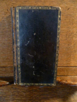 Pensées. Avec les notes de M. de Voltaire.. PASCAL