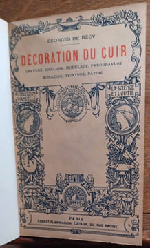 Decoration du cuir, gravure, ciselure, modelage, pyrogravure. Mosaique, teinture, patine. Observations Techniques et Procèdes. . Georges de RECY.