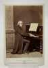 Portrait photographique de Franz Liszt jouant du piano. . HANFSTAENGL Franz. LITZ. 