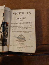 Victoires et revers des armées françaises ou Abrégé historique des Campagnes des Français, depuis le commencement de la Révolution française jusqu'en 1815. Relié avec : Les Armées françaises depuis le commencement de la révolution jusqu'à la fin du règne de Bonaparte, ou Recueil de traits de bravoure... Suivi d'une table chronologique de toutes les batailles livrées par les armées françaises depuis 1792 jusqu'en 1815. Seconde édition.