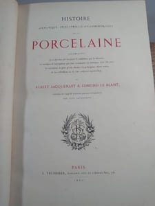Histoire artistique, industrielle et commerciale de la porcelaine, accompagnée de recherches sur les sujets & emblèmes qui la décorent, les marques & inscriptions qui font reconnaître les fabriques d'où elle sort, les variations de prix qu'ont obtenus les principaux objets connus & les collections où ils sont conservés aujourd'hui.