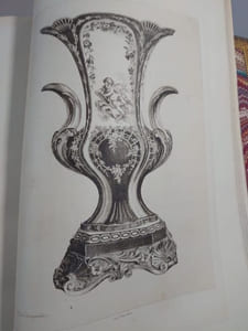 Histoire artistique, industrielle et commerciale de la porcelaine, accompagnée de recherches sur les sujets & emblèmes qui la décorent, les marques & inscriptions qui font reconnaître les fabriques d'où elle sort, les variations de prix qu'ont obtenus les principaux objets connus & les collections où ils sont conservés aujourd'hui.