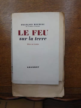 Le Feu sur la terre ou le pays sans chemin. Pièce en quatre actes. . MAURIAC François.