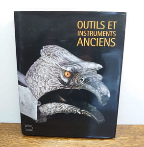 Outils et instruments anciens de la collection Nessi. 