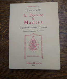 La doctrine du Mantra. La guirlande des lettres. Varnamâlâ. Traduit de l'anglais par Alain Porte.