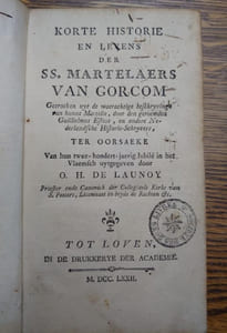 Korte historie en levens der SS. Martelaers van Gorcom, getrocken uyt de waerachtige beschrijvinge van hunne Martelie, door den geroemden Guillielmus Estius, en andere Nederlandsche Historie-Schryvers, ter oorsaeke van hun twee-hondert-jaerig Jubilé, in het Vlaemsch uytgegeeven door O.H. de Launoy. Tot Loven, in de Brukkerye der Academie, M. DCC. LXXII. (1772). Avec : Wonderlyk leven van de H. Maghet Hiltrudis, patronersse en fondatersse der vermaerde abdye van Liessies, in 't Fransch-Henegauw, van 't Order van S. Benedictus, in het Diocees van Cameryk. Alwaer haere H. Reliquien rusten, ende ten jaere 1770. een deel vereert is aen het Capittel der Collegiale en Parochiale Kerke van S. Peeters tot Loven. Tot Loven, in de Brukkerye der Academie, M. DCC. LXX. (1770). 