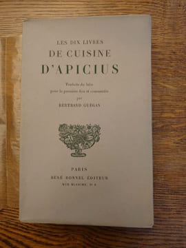 Les dix livres de cuisine d'Apicius. Traduits du latin pour la première fois et commentés par Bernard Guégan. . APICIUS.