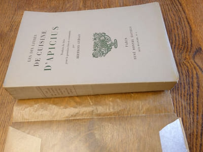 Les dix livres de cuisine d'Apicius. Traduits du latin pour la première fois et commentés par Bernard Guégan. 