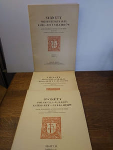 Signety polskich drukarzy ksiegarzy narladcow. Zbior podobizn i oryginalnych odbic. 3 volumes.  