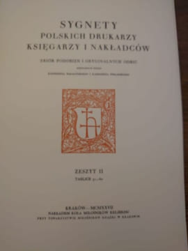 Signety polskich drukarzy ksiegarzy narladcow. Zbior podobizn i oryginalnych odbic. 3 volumes. . undefined
