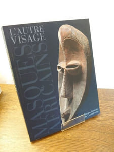 L'autre Visage. Masques Africains de la collection Barbier-Mueller. Cet ouvrage est publié à l'occasion de l'exposition "L'autre Visage : Masques africains de la collection Barbier-Mueller", qui aura lieu à la Banque Générale du Luxembourg du 15 septembre au 23 novembre 1997 ; au Musée royal de l'Afrique centrale, Tervuren-Bruxelles du 29 mai au 13 septembre 1998 et à la Mona Bismarck Foundation, Paris, automne 1999. 